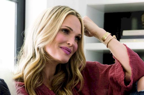Actress Molly Sims loves CBD skincare!